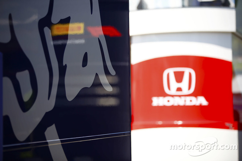 Les logos Red Bull et Honda logos sur des camions dans le paddock