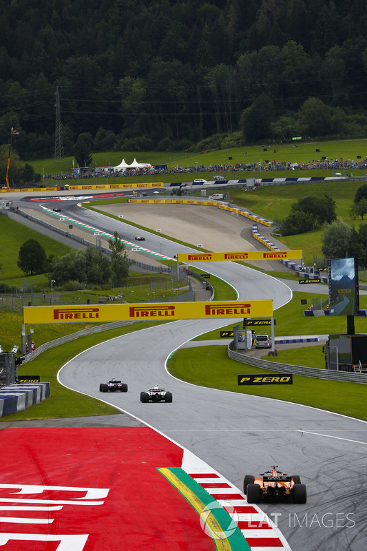 Pierre Gasly, Toro Rosso STR13., leads Sergey Sirotkin, Williams FW41, and Fernando Alonso, McLaren MCL33