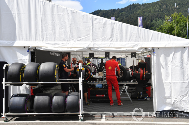 Area persiapan ban Pirelli