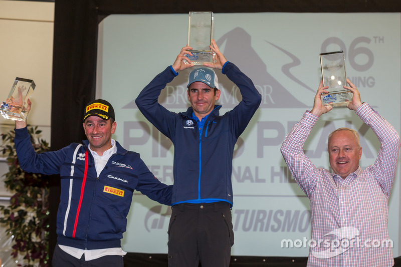 Le vainqueur Romain Dumas, avec Simone Faggioli et Peter Cunningham
