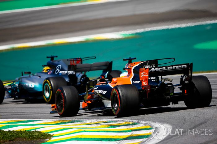 Lewis Hamilton, Mercedes AMG F1 W08, pasa a Fernando Alonso, McLaren MCL32