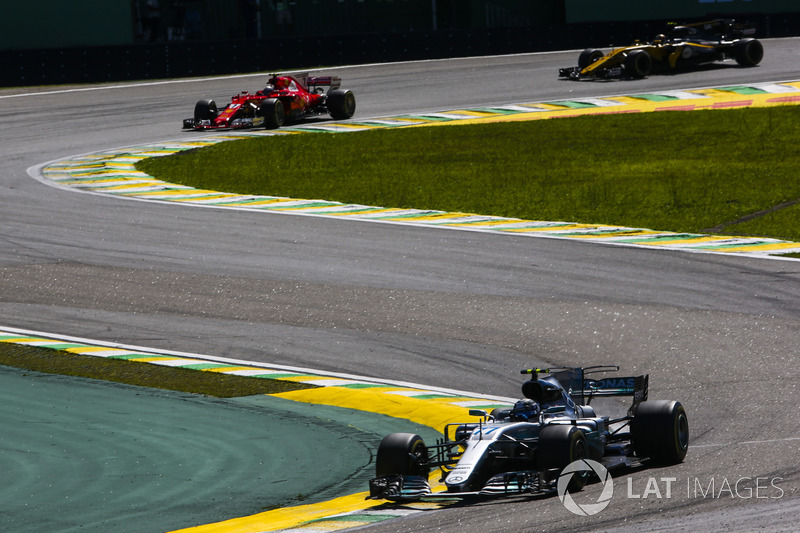 Valtteri Bottas, Mercedes AMG F1 W08, Kimi Raikkonen, Ferrari SF70H