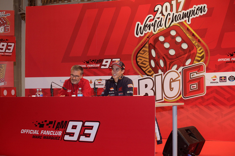 Marc Márquez spreekt het publiek toe met Ramón Márquez, directeur van de fanclub