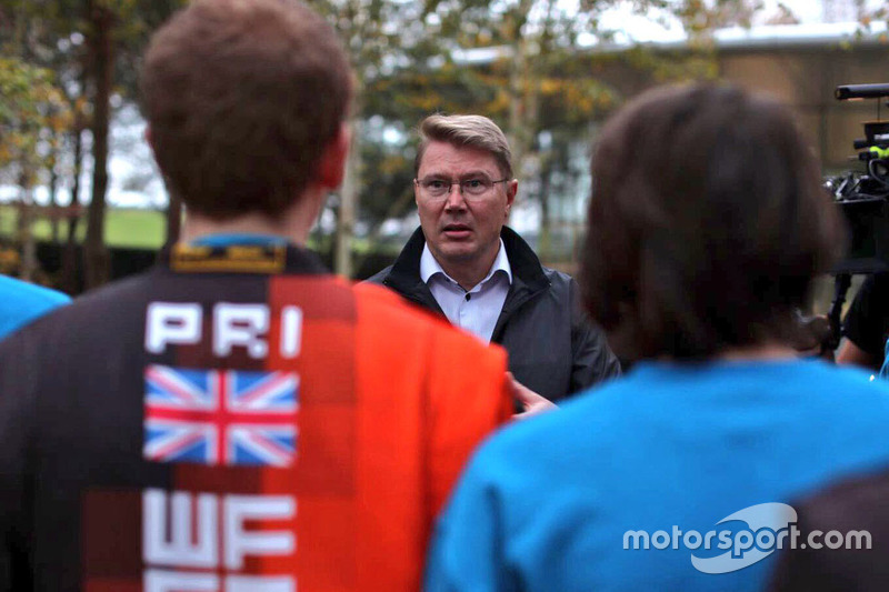 Mika Hakkinen con participantes del McLaren World's Fastest Gamer
