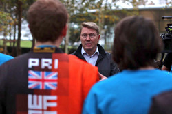 Mika Hakkinen ve McLaren Dünyanın en hızlı oyuncusu katılımcıları (World's Fastest Gamer)