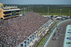 Start: Denny Hamlin, Joe Gibbs Racing Toyota, Martin Truex Jr., Furniture Row Racing Toyota