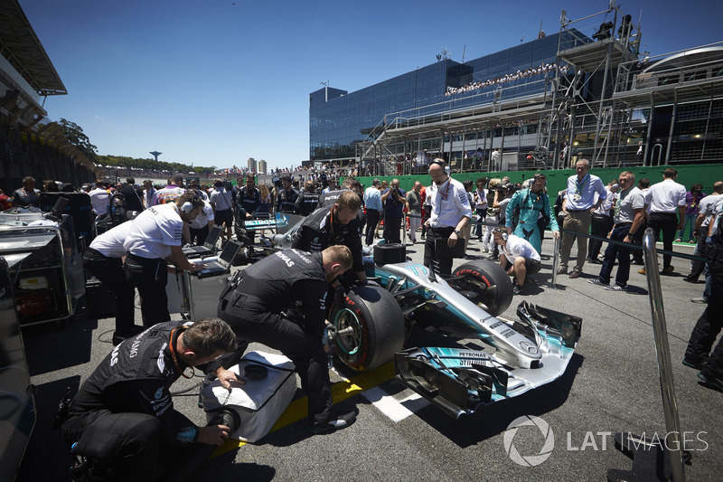 The Mercedes team prepare the car of Valtteri Bottas, Mercedes AMG F1 W08