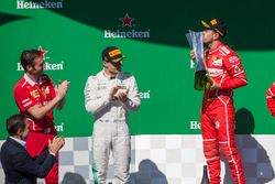 Podio: ganador de la carrera Sebastian Vettel, Ferrari, Segundo lugar Valtteri Bottas, Mercedes AMG 