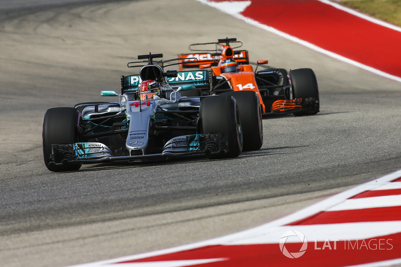 Lewis Hamilton, Mercedes AMG F1 W08, Fernando Alonso, McLaren MCL32