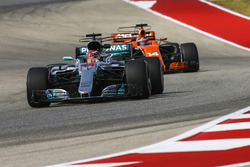 Lewis Hamilton, Mercedes AMG F1 W08, Fernando Alonso, McLaren MCL32