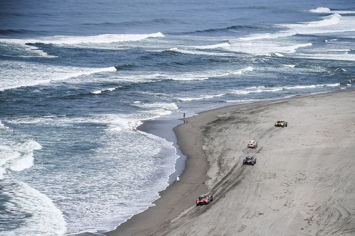#308 Peugeot Sport Peugeot 3008 DKR: Cyril Despres, David Castera, #303 Peugeot Sport Peugeot 3008 DKR: Carlos Sainz, Lucas Cruz, #300 Peugeot Sport Peugeot 3008 DKR: Stéphane Peterhansel, Jean-Paul Cottret, #301 Toyota Gazoo Racing Toyota: Nasser Al-Attiy