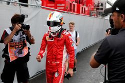 Sebastian Vettel, Ferrari, rientra al box dopo essere andato a sbattere quando si trovava al comando della gara