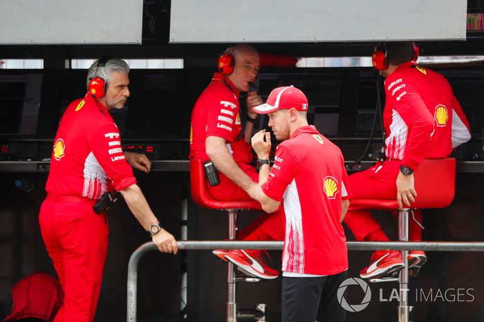 Después de chocar, Sebastian Vettel, Ferrari, habla con Maurizio Arrivabene, director del equipo Ferrari, y Jock Clear, Director de Ingeniería, Ferrari