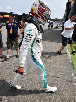Lewis Hamilton, Mercedes-AMG F1 revient en marchant après être tombé en panne