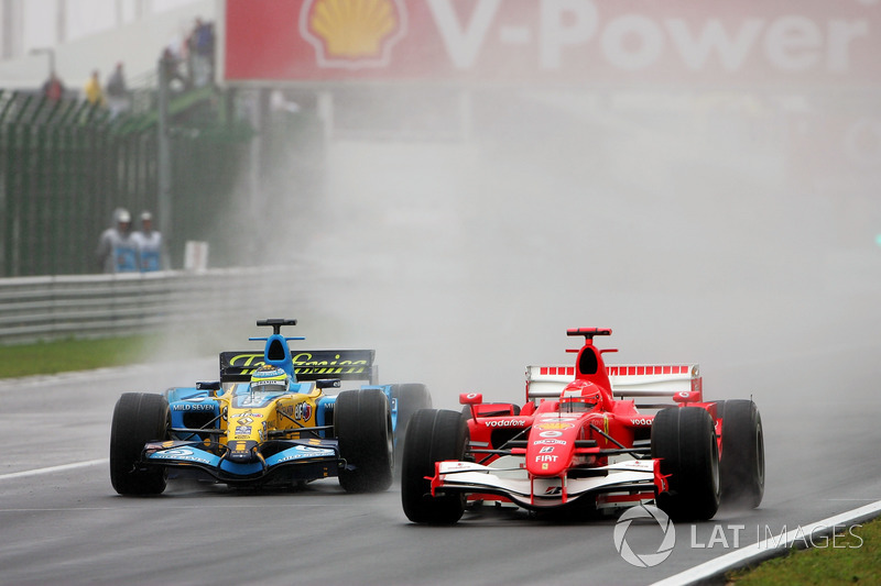 Michael Schumacher, Ferrari 248F1 batalla con  Giancarlo Fisichella, Renault R26