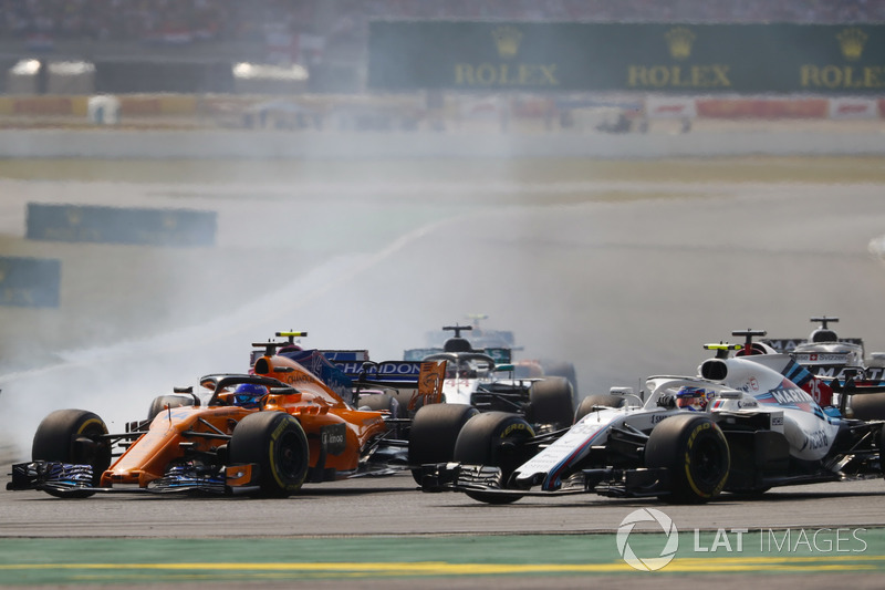 Stoffel Vandoorne, McLaren MCL33, Sergey Sirotkin, Williams FW41 y Lewis Hamilton, Mercedes AMG F1 W09, al inicio