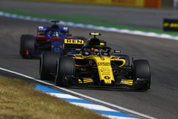 Carlos Sainz Jr., Renault Sport F1 Team R.S. 18, leads Brendon Hartley, Toro Rosso STR13