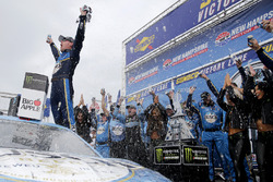 Race winner Kevin Harvick, Stewart-Haas Racing, Ford Fusion