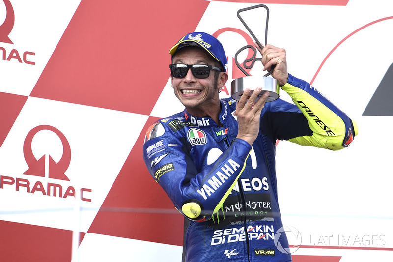 Podio: segundo clasificado Valentino Rossi, Yamaha Factory Racing