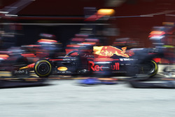 Max Verstappen, Red Bull Racing RB14 pit stop