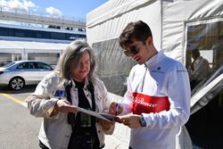 Charles Leclerc, Alfa Romeo Sauber F1 Team firma autógrafos para sus fanáticos