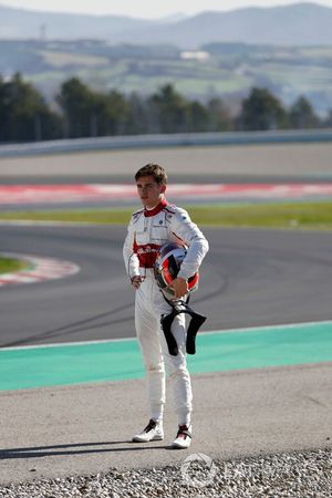 Charles Leclerc, el equipo Alfa Romeo Sauber F1 camina después de chocar