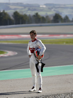 Charles Leclerc, el equipo Alfa Romeo Sauber F1 camina después de chocar