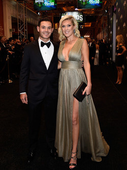 Kyle Larson y su novia Katelynn Sweet