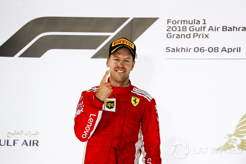 Sebastian Vettel, Ferrari, 1° classificato, festeggia sul podio