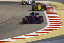 Brendon Hartley, Toro Rosso STR13 Honda, Carlos Sainz Jr., Renault Sport F1 Team R.S. 18