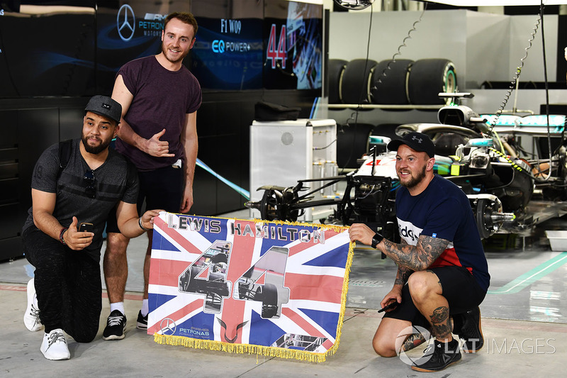 Lewis Hamilton, fanáticos de Mercedes-AMG F1 y pancarta en el Walkabout de pit lane