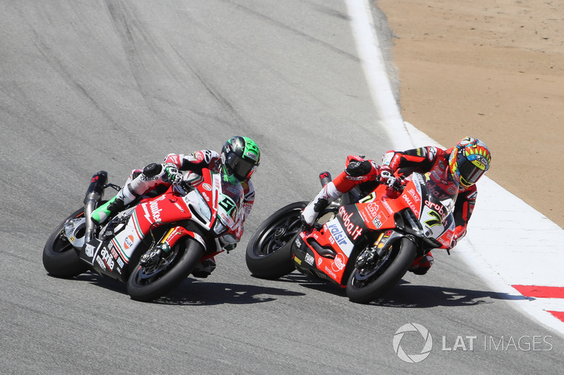 Chaz Davies, Aruba.it Racing-Ducati SBK Team supera Eugene Laverty, Milwaukee Aprilia in T2