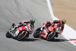 Chaz Davies dépasse Eugene Laverty dans le virage 2