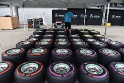 Un mécanicien Mercedes AMG F1 avec des pneus Pirelli