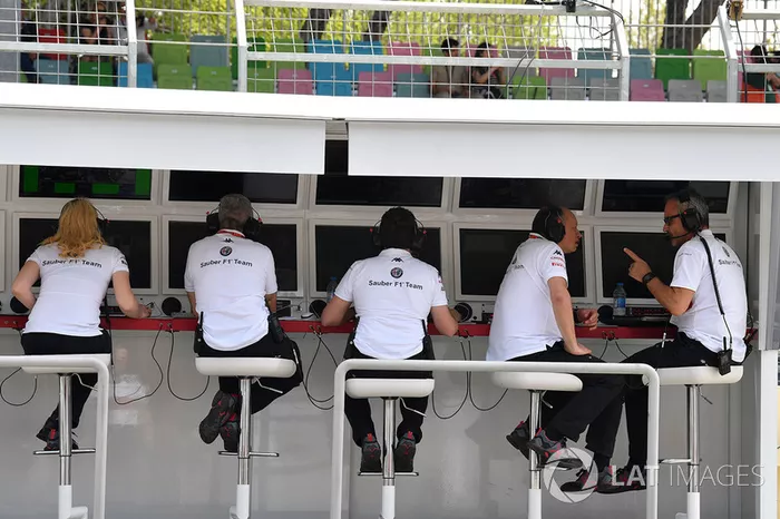 Le portique de l'équipe Sauber sur le muret des stands