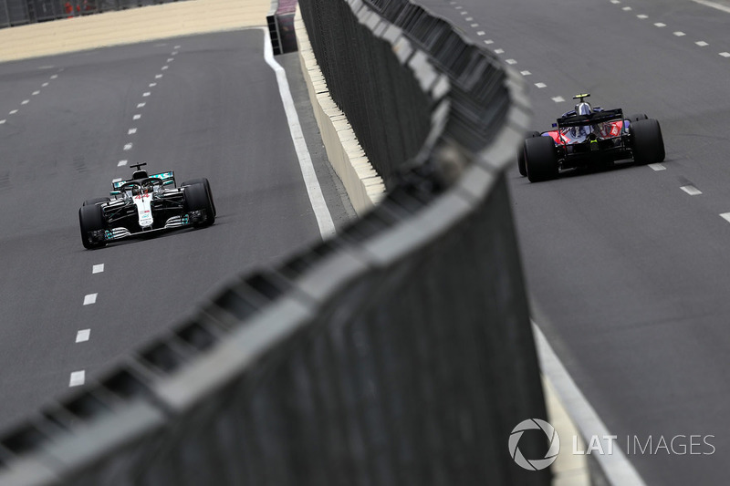 Льюис Хэмилтон, Mercedes AMG F1 W09, и Пьер Гасли, Scuderia Toro Rosso STR13