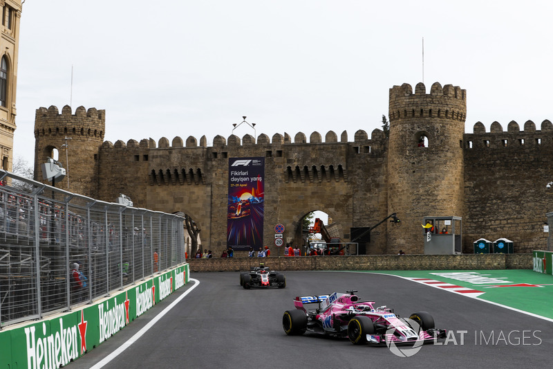 Sergio Perez, Force India VJM11 Mercedes, Kevin Magnussen, Haas F1 Team VF-18 Ferrari