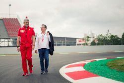 Maurizio Arrivabene, Ferrari director del equipo y Louis Camilleri, presidente de Philip Morris caminan por la pista