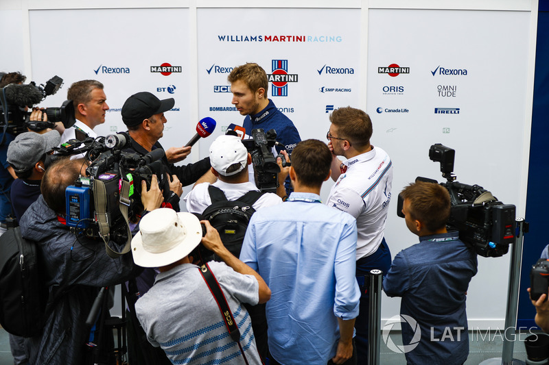 Sergey Sirotkin, Williams Racing, viene intervistato dai media