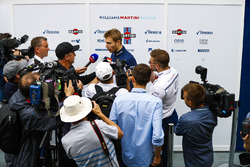 Sergey Sirotkin, Williams Racing, con los medios