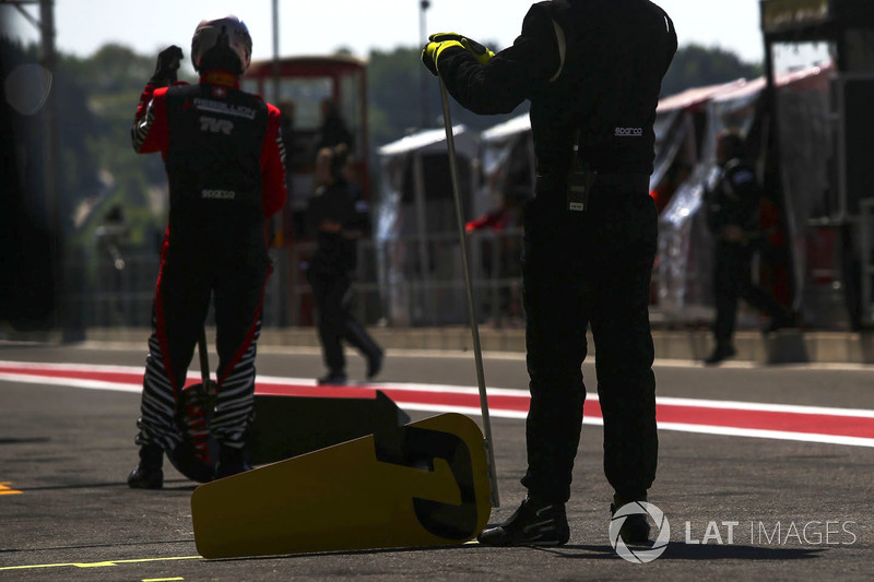 Mechanics in the pitlane