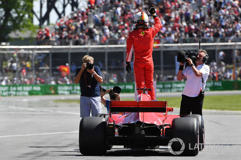 Ganador de la pole Sebastian Vettel, Ferrari SF71H celebra parc ferme