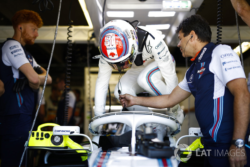Lance Stroll, Williams Racing, entre dans son cockpit
