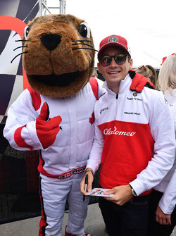Charles Leclerc, Sauber con la mascot del Gran Premio