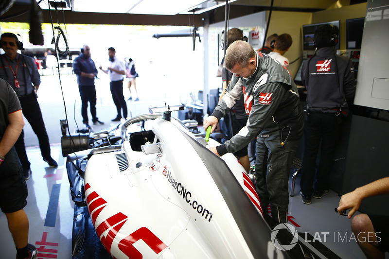 Les mécaniciens au travail dans le garage Haas F1