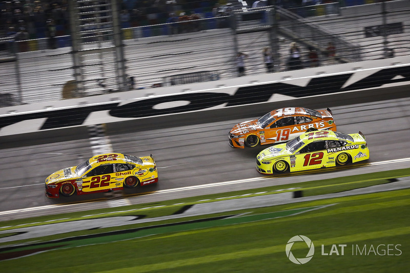 Joey Logano, Team Penske Ford Fusion, Daniel Suárez, Joe Gibbs Racing Toyota, y Ryan Blaney, Team Penske Ford Fusion
