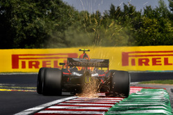 Max Verstappen, Red Bull Racing RB14 fait des étincelles