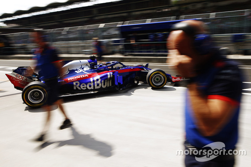 Brendon Hartley, Toro Rosso STR13, leaves the pits