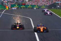 Daniel Ricciardo, Red Bull Racing and Fernando Alonso, McLaren MCL33 battle and sparks