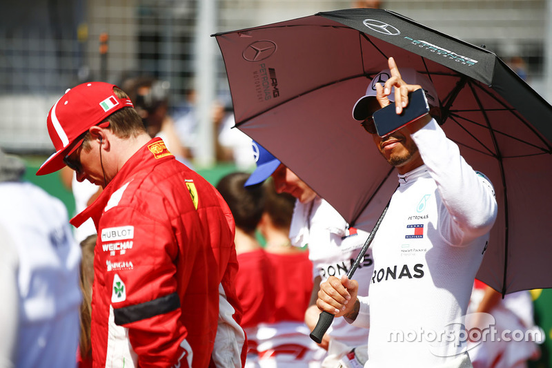 Kimi Raikkonen, Ferrari, y Lewis Hamilton, Mercedes AMG F1
